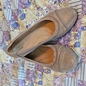 Clarks Ultimate Comfort collection shoe Metallic brass in color Size 9W